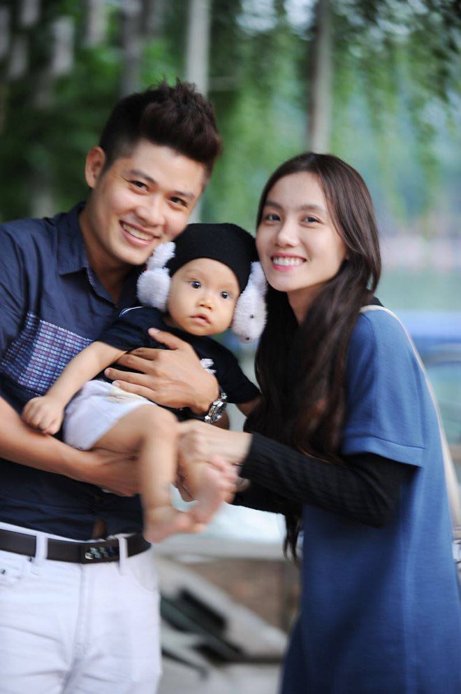 Nguyễn Văn Chung hạnh phúc bên vợ con.